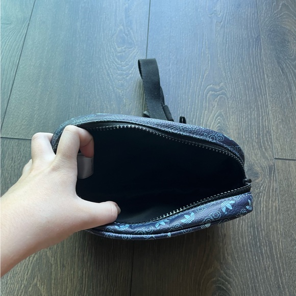 NWOT adidas fanny pack - Picture 4 of 7